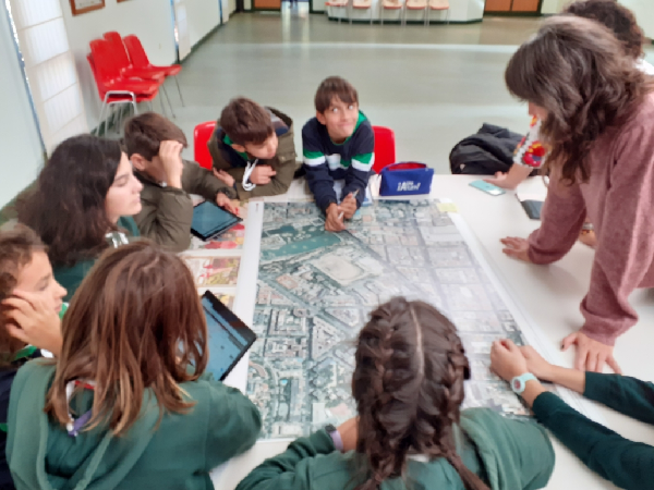 Mesa de trabajo con alumnos